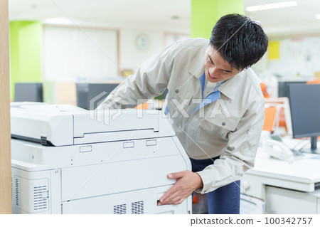 檢查復印機的工人 100342757