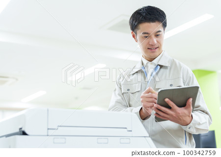 檢查復印機的工人 100342759