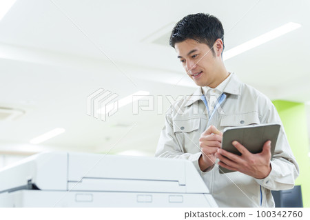 檢查復印機的工人 100342760