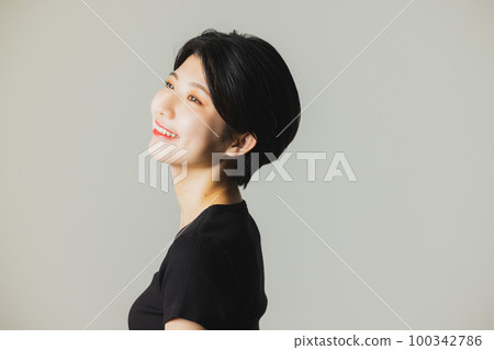 穿黑色 T 恤的女人 100342786