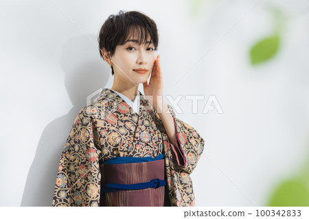 Sarasa komon short hair woman 100342833