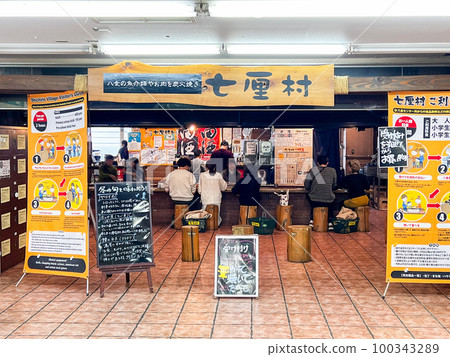 青森縣七里村：七里村八食中心，您可以在這裡購買喜歡的食材並立即燒烤 100343289