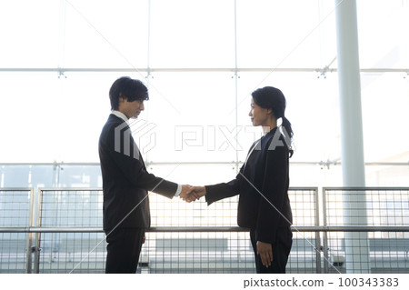business people shaking hands business people shaking hands 100343383