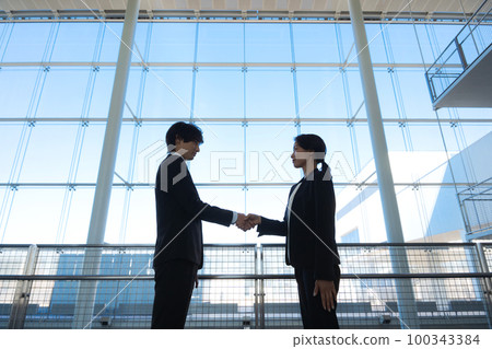 business people shaking hands business people shaking hands 100343384