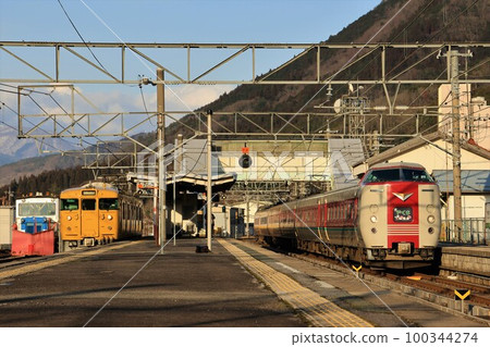 [JR West Japan] Series 115 and Series 381 "Yakumo" (Hakubi Line: Nesame Station) 100344274