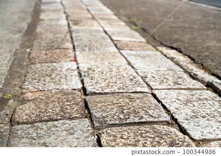 A stone pavement approach A stone pavement approach 100344986