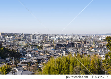 從梅園眺望宇治市和八幡市的妙城三室戶寺 從梅園眺望宇治市和八幡市的妙城三室戶寺 100345203