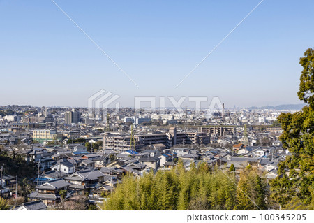 從梅園眺望宇治市和八幡市的妙城三室戶寺 從梅園眺望宇治市和八幡市的妙城三室戶寺 100345205
