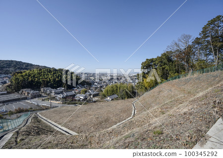 從梅園眺望宇治市和八幡市的妙城三室戶寺 從梅園眺望宇治市和八幡市的妙城三室戶寺 100345292