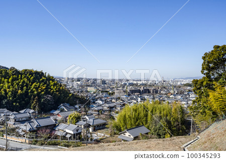 從梅園眺望宇治市和八幡市的妙城三室戶寺 從梅園眺望宇治市和八幡市的妙城三室戶寺 100345293