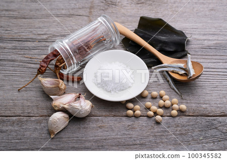 Rock salt, sun-dried salt, spices, seasonings Rock salt, sun-dried salt, spices, seasonings 100345582