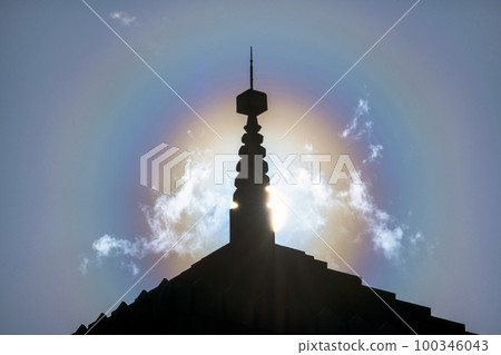 塔上空的花粉光環和雲 塔上空的花粉光環和雲 100346043