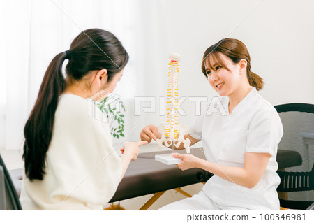 在整骨診所和整骨診所檢查、諮詢和諮詢盆腔疾病的物理治療師、按摩師和治療師的女性 在整骨診所和整骨診所檢查、諮詢和諮詢盆腔疾病的物理治療師、按摩師和治療師的女性 100346981