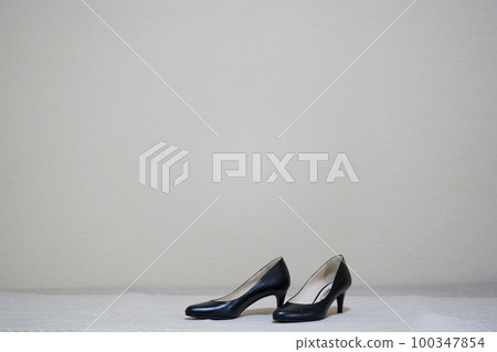 black pumps on the carpet floor 100347854