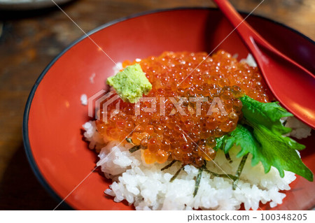 美味的鮭魚子碗 100348205