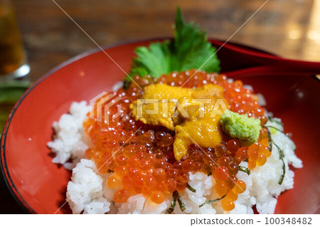 Delicious sea urchin and salmon roe bowl Delicious sea urchin and salmon roe bowl 100348482