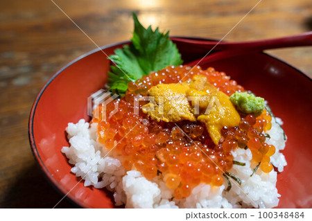 美味的海膽鮭魚子蓋飯 100348484