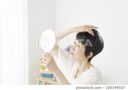 Women in their 50s with hair problems 100349587