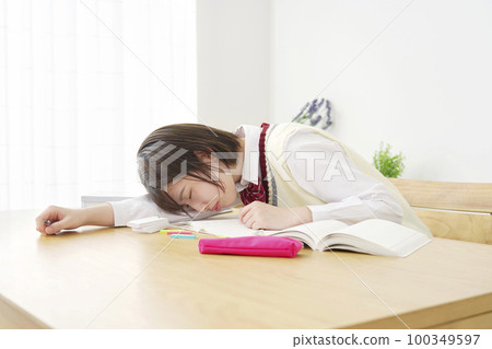 A high school girl who falls asleep while studying at home 100349597
