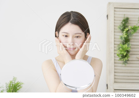做面部皮膚護理的20多歲女性 100349602