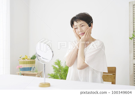 50多歲的女性做面部皮膚護理 100349604