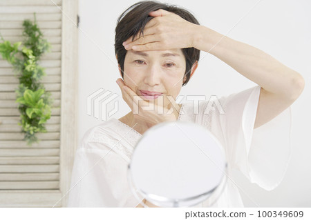 50多歲的女性做面部皮膚護理 100349609