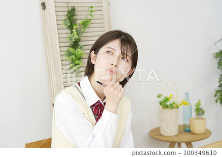 在家思考的女高中生 100349610