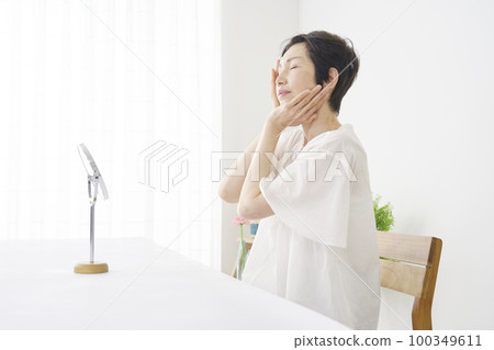 50多歲的女性做面部皮膚護理 100349611