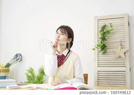 在家學習時思考的女高中生 100349612