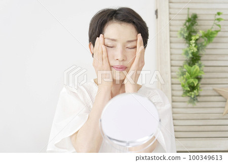 50多歲的女性做面部皮膚護理 100349613