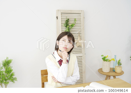 在家學習時思考的女高中生 100349614