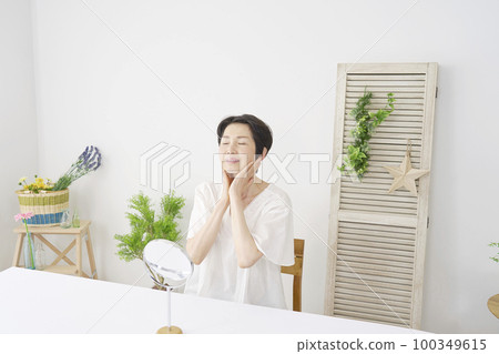 50多歲的女性做面部皮膚護理 100349615