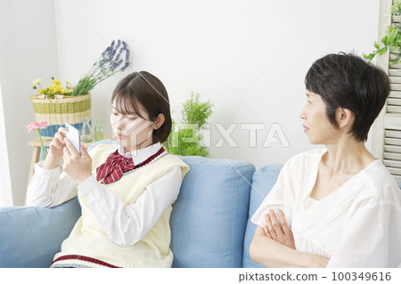 罵一個使用智能手機的女高中生的女兒 100349616