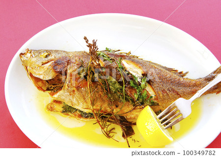 Oven-baked grunt fish 100349782