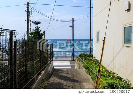 Shonan sea, roads and crosswalks visible from the alley 100350017