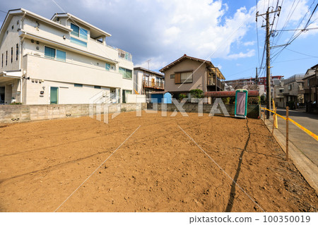 在住宅區拆除一所空置房屋後的空置地塊 在住宅區拆除一所空置房屋後的空置地塊 100350019