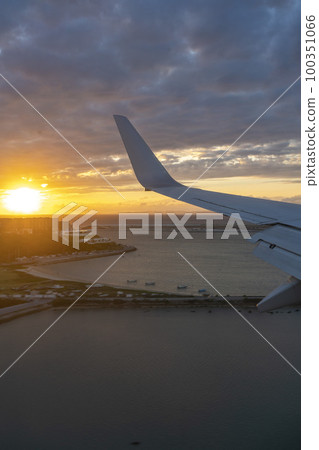 紅色夕陽和客機,波音 737,日本跨洋航班 567,沖繩天空 紅色夕陽和客機,波音 737,日本跨洋航班 567,沖繩天空 100351066