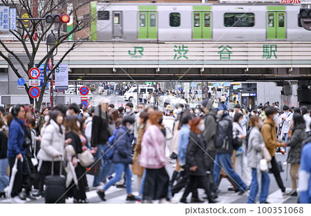 3 月 13 日在日本的東京城市景觀。澀谷人流量大。從今天開始戴口罩是個人決定 = 13 3 月 13 日在日本的東京城市景觀。澀谷人流量大。從今天開始戴口罩是個人決定 = 13 100351068