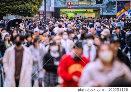 3 月 13 日在日本的東京城市景觀。澀谷人流量大。從今天開始戴口罩是個人決定 = 13 100351166