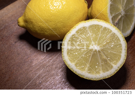 Close-up of sliced lemon 100351723