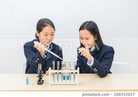Junior high school girls doing science experiments Junior high school girls doing science experiments 100352057