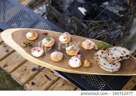 Fashionable camping meal hors d'oeuvre 100352077