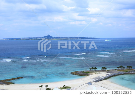 從翡翠海灘眺望本部町海洋博覽會公園伊江島 從翡翠海灘眺望本部町海洋博覽會公園伊江島 100352825