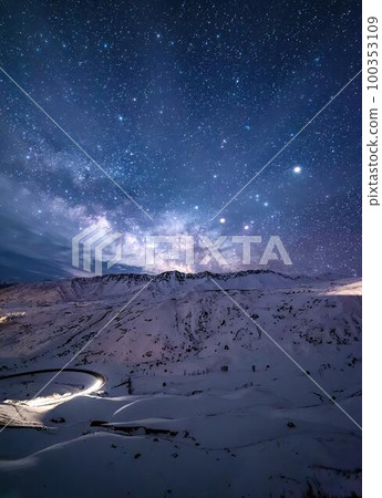 滿天星斗的天空和雪山 100353109