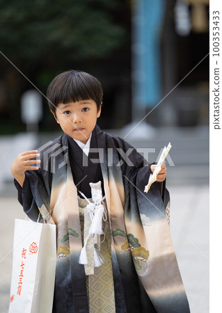 穿著日式服裝前來參拜七合山神社的 5 歲小孩一臉嚴肅 穿著日式服裝前來參拜七合山神社的 5 歲小孩一臉嚴肅 100353433