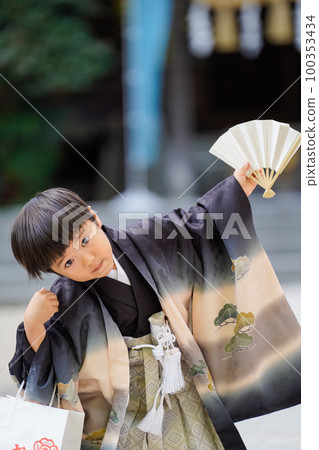 穿著和服前來參拜七五山神社的 5 歲兒童的身影，一手拿著折扇。 100353434