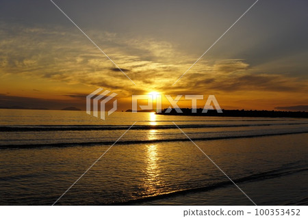 mirror sunset 100353452