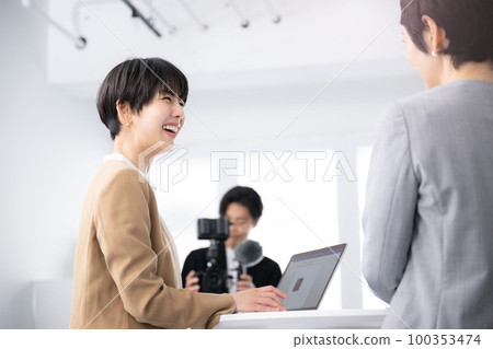 簡單易用的面試場景Aori 簡單易用的面試場景Aori 100353474