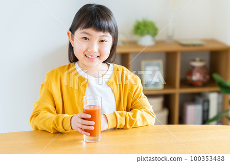 Elementary school girl drinking vegetable juice Elementary school girl drinking vegetable juice 100353488