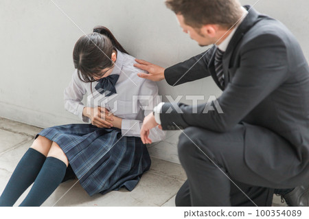 擔心女高中生和初中生因經痛、腸胃炎、食物中毒、腹痛等身體不適的老師和男生 100354089